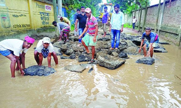 ব্যক্তি উদ্যোগে ডেমরা রূপগঞ্জ-কালীগঞ্জ সড়ক সংস্কার