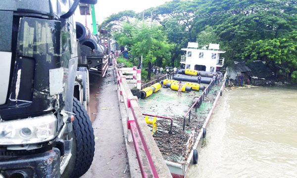 পন্টুনের ধাক্কায় অল্পের জন্য রক্ষা পেল সাঙ্গুব্রিজ