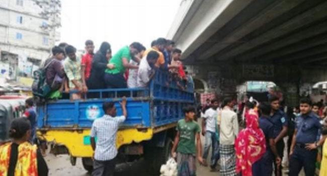 বরিশাল-ঢাকা মহাসড়কে পোশাকশ্রমিকদের ঢল