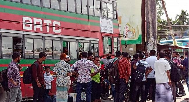 রংপুরে পোশাক শ্রমিকদের সড়ক অবরোধ, অতঃপর ঢাকায় পৌঁছাতে বাস