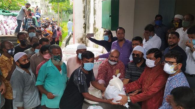 পরিবহন শ্রমিকদের মাঝে নারায়ণগঞ্জ ক্লাবের খাদ্য সামগ্রী বিতরণ