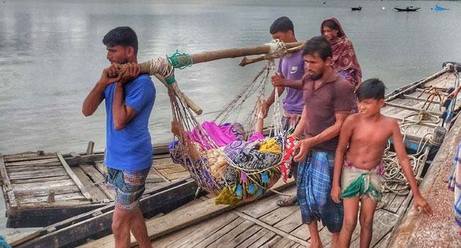 চারিদিকে নদী আর কর্দমাক্ত রাস্তা, যেভাবে হাসপাতালে নেয়া হলো প্রসূতিকে