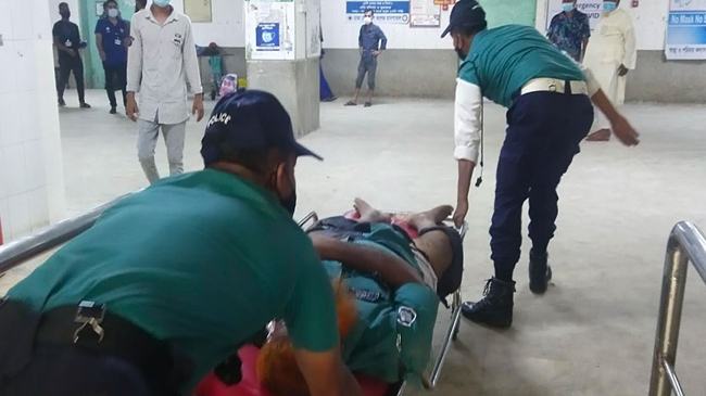সিগন্যালে না থেমে পুলিশকে পিষে মারলো মাইক্রো