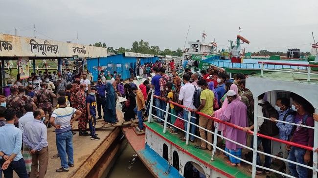 অতিরিক্ত যাত্রী বহন করায় শিমুলিয়ায় ৪ লঞ্চের জরিমানা