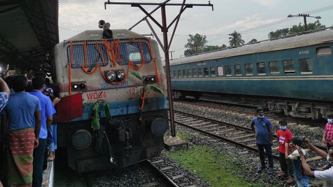 চিলাহাটি এসেছে ভারতীয় ৪০ বগির মালবাহী ট্রেন