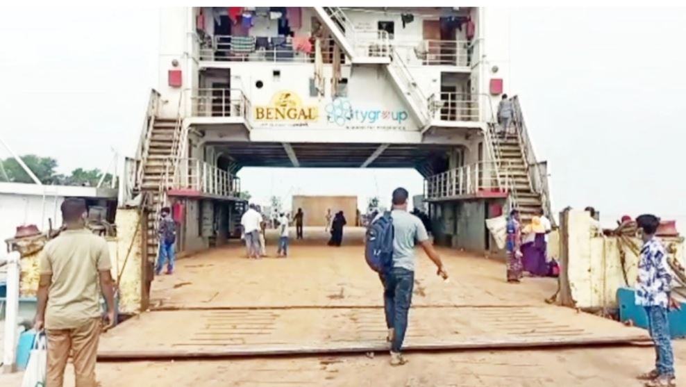 চাপ নেই দৌলতদিয়ায়, সহজেই পদ্মা পাড়ি দিচ্ছেন যাত্রীরা