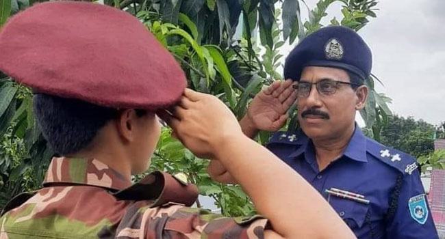 এসআই বাবা ও ক্যাপ্টেন মেয়ের স্যালুটের ছবি ভাইরাল