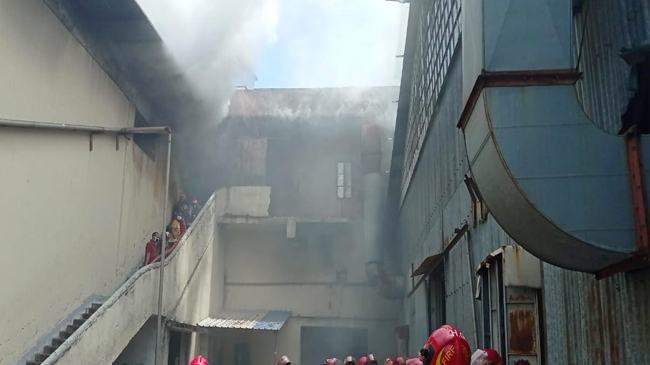 রূপগঞ্জে লেদার কারখানায় আগুন