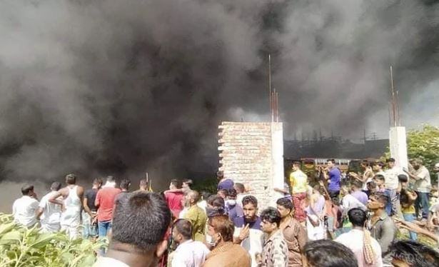 সাভারে সিঙ্গারের গুদামে আগুন, যান চলাচল বন্ধ