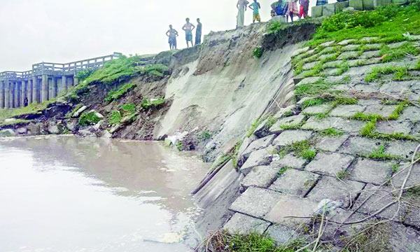 ধুনটে যমুনার স্পারে ধস