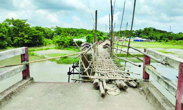 আমতলীতে সেতুতে বাঁশের সাঁকো, স্থানীয়দের দুর্ভোগ
