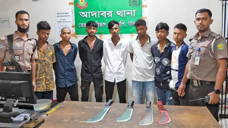 আদাবরে পৃথক অভিযানে চাপাতিসহ ৬ ছিনতাইকারী গ্রেফতার