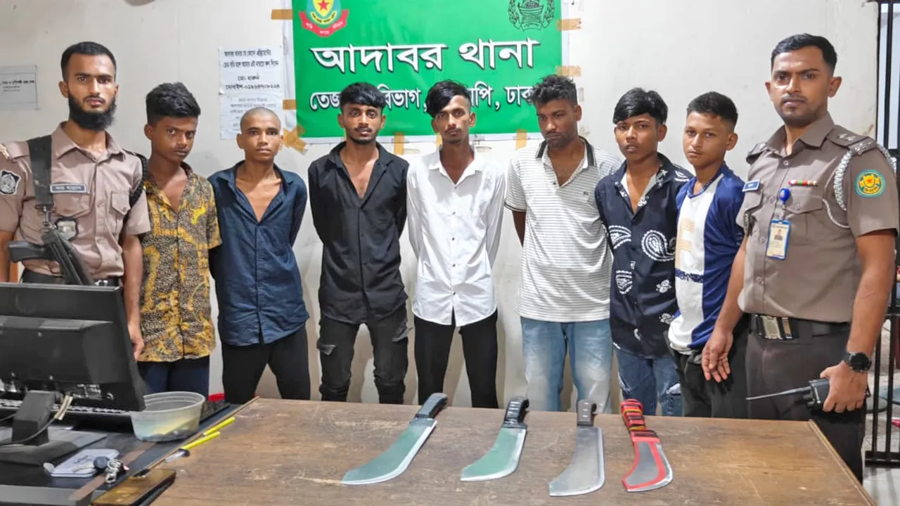আদাবরে পৃথক অভিযানে চাপাতিসহ ৬ ছিনতাইকারী গ্রেফতার