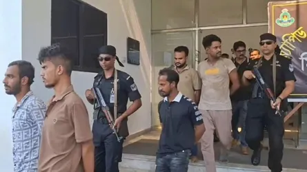 সোনারগাঁওয়ে সাবেক ইউপি সদস্যসহ ৬ ডাকাত গ্রেফতার, দেশীয় অস্ত্র উদ্ধার