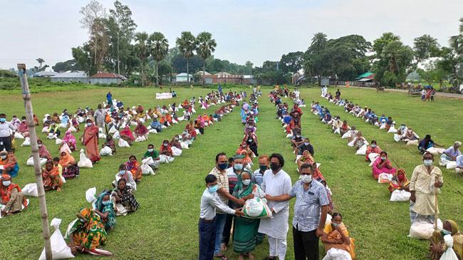 সিরাজগঞ্জে ৯০০ পরিবারকে ত্রাণ দিল বসুন্ধরা গ্রুপ