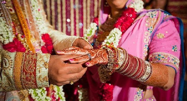 অবশেষে পরকীয়া প্রেমিকাকেই বিয়ে করলেন সেই গ্রাম পুলিশ