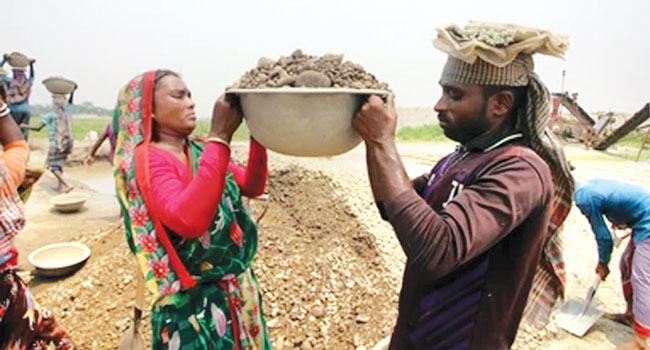 মজুরি বৈষম্যে নারী শ্রমিক