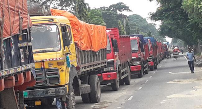 লকডাউন শিথিলের প্রথম দিনেই দৌলতদিয়ায় যানবাহনের ১৫ কিলোমিটার দীর্ঘ সারি