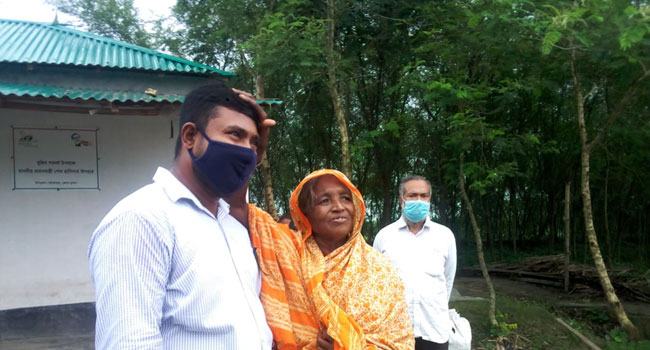 নয়া দিগন্তে খবর প্রকাশে ঘর পেলেন সেফটি ট্যাংকির উপর বসবাসকারী পরিবার