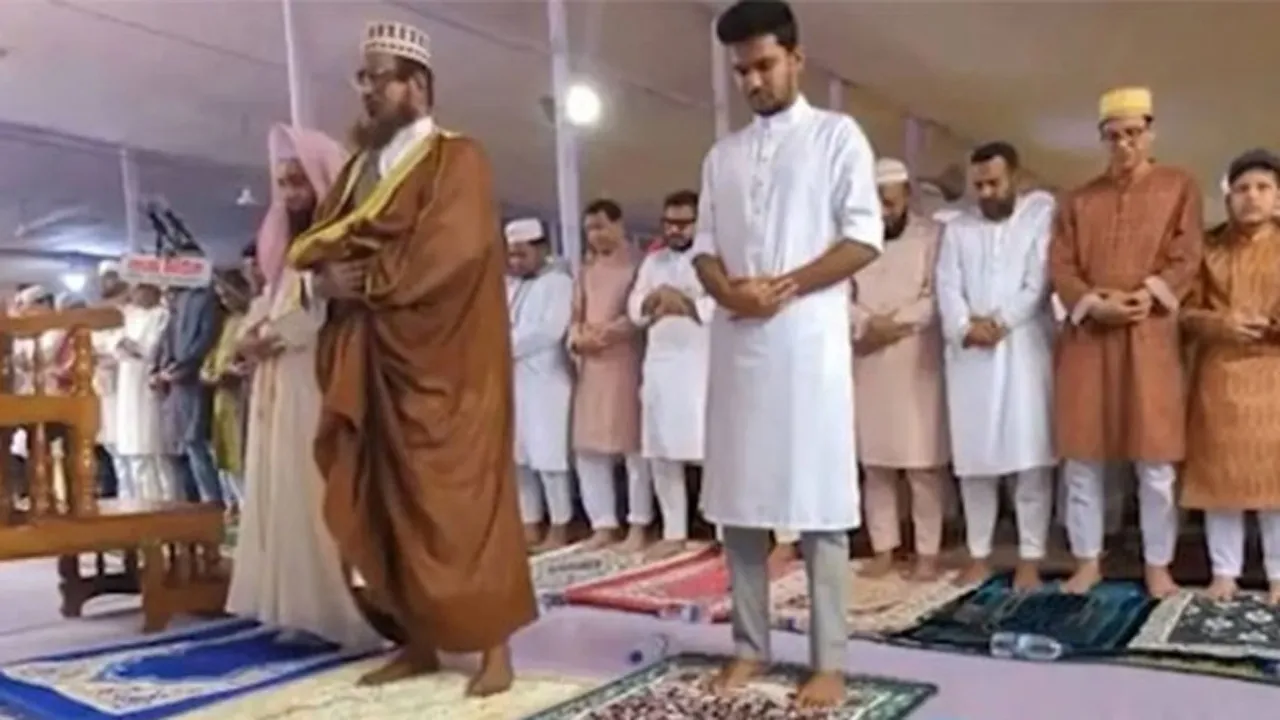 ঈদ জামাতে যে কারণে ইমামের পাশে দাঁড়ান উপদেষ্টা আসিফ
