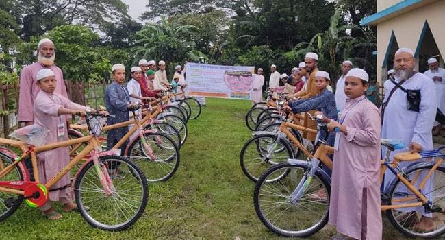 নেত্রকোনায় ৪০ দিন নামাজ পড়ে সাইকেল পুরস্কার পেল ২১ শিশু-কিশোর