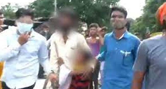 ভারতে ছোট্ট মেয়ের সামনে মুসলিম ব্যক্তিকে বেদম মারধর