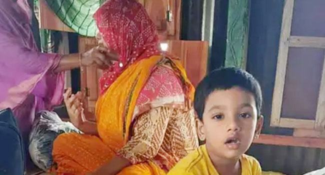 বাসচাপা থেকে বাঁচতে শিশুসহ পদ্মায় ঝাঁপ দিলেন মা