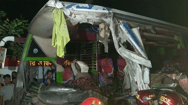 ত্রিশালে দাঁড়িয়ে থাকা ট্রাকে বাসের ধাক্কায় নিহত ৫