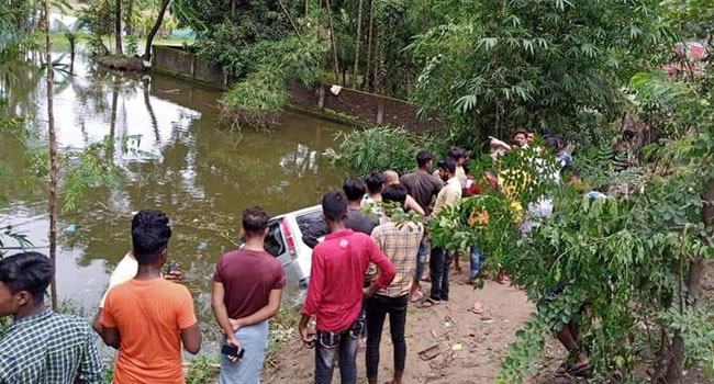 চকরিয়ায় নিয়ন্ত্রণ হারিয়ে মাইক্রোবাস পুকুরে, নারী-শিশুসহ নিহত ৭