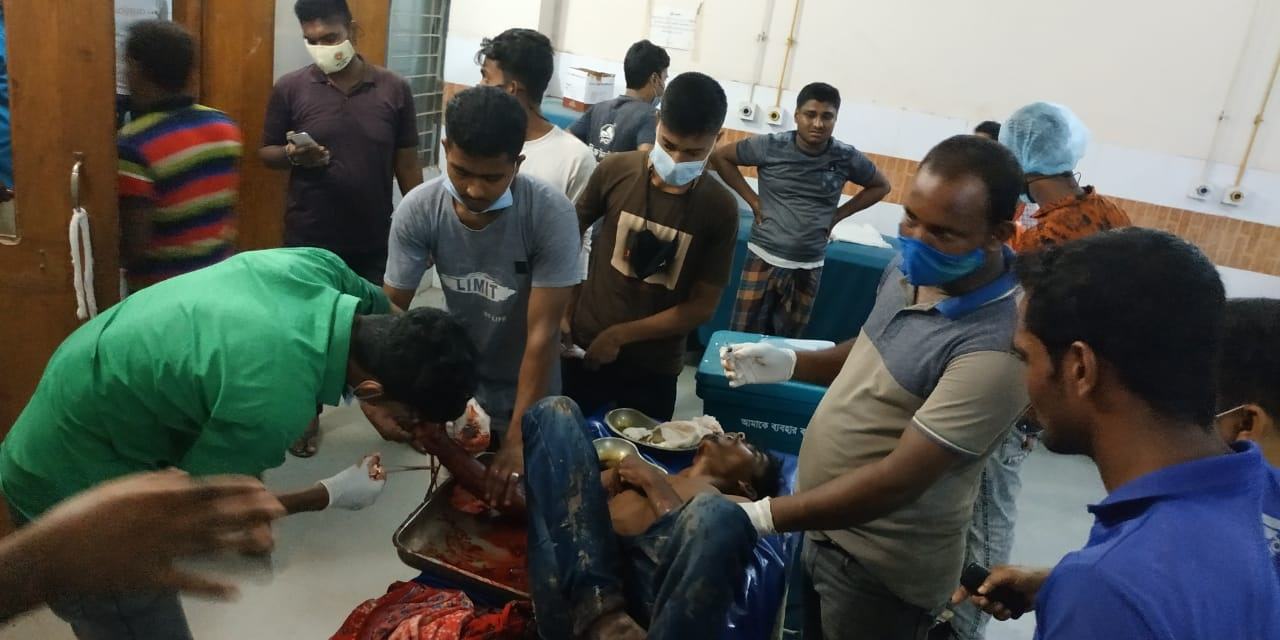 রাস্তায় গোবর ফেলার প্রতিবাদ করায় বাবা-ছেলেকে মারধর, ছেলের মৃত্যু