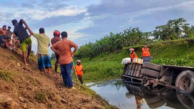 মসজিদের মাইকে আহ্বান শুনে উল্টে পড়া বাস যাত্রীদের উদ্ধার এলাকাবাসীর