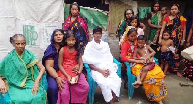 চৌগাছায় স্বামী-সন্তানকে হারিয়ে ঋণের বোঝা নিয়ে নির্বাক প্রেমবালা