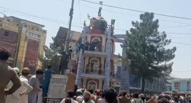আফগান পতাকা না বদলানোর দাবিতে জালালাবাদে বিক্ষোভ, নিহত ২