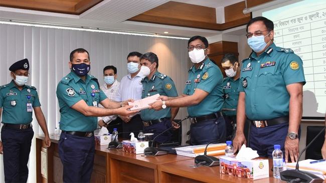 পুলিশ সদস্যদের পুরস্কৃত করলেন ডিএমপি কমিশনার
