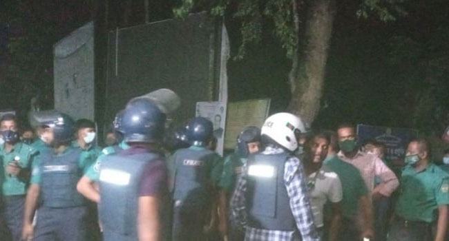 বরিশালে পুলিশের সাথে সংঘর্ষ : মেয়র সেরনিয়াবাতসহ আহত ৩০
