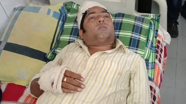 গোপালগঞ্জে প্রকাশ্যে ব্যবসায়ীকে কুপিয়ে টাকা ছিনতাই