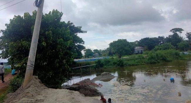 যুবলীগ সভাপতির ড্রেজার বাণিজ্য, হুমকিতে সড়ক ও বৈদ্যুতিক খুঁটি