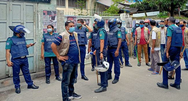 উত্তপ্ত বরিশালে রাত ক্ষমতাসীনদের, দিন পুলিশের