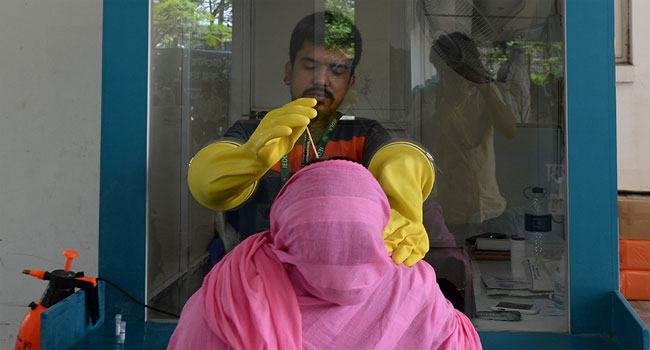প্রথমবারের মতো করোনায় নারীর মৃত্যু বেশি