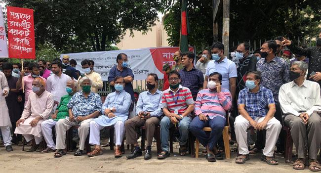 নাগরিক সমাবেশ থেকে আসিফ নজরুলের ফেসবুক স্ট্যাটাসের সমর্থন
