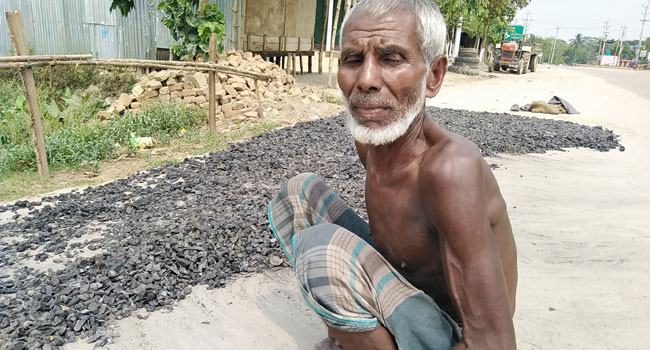 হোসেনপুরে কয়লায় ভাগ্যবদল মনিরের