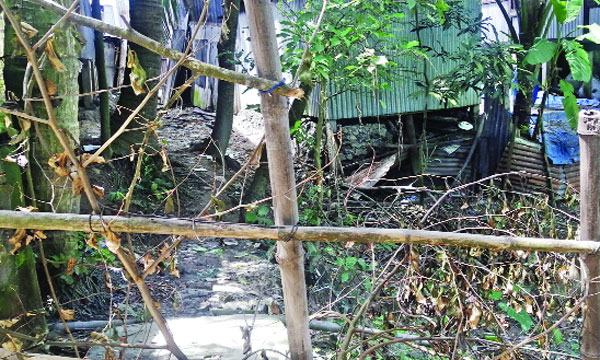 শ্রীনগরে বেড়া দিয়ে ২৫ পরিবারের যাতায়াতের রাস্তা বন্ধ