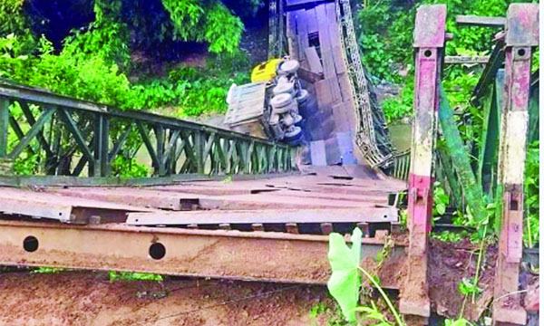 কাউখালীতে পাথরবোঝাই ট্রাকসহ ব্রিজ ভেঙে নদীতে