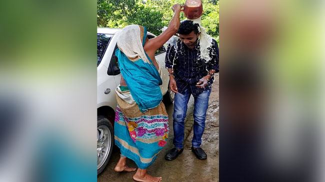মির্জাপুরে যুবলীগ নেতাকে দুধ দিয়ে গোসল করালেন দাদী