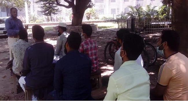 এবার গাছতলায় ক্লাস নিলেন রাবি অধ্যাপক ড. ইফতিখারুল