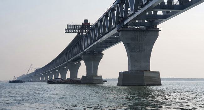 পদ্মা সেতুতে বসল শেষ স্ল্যাব, দৃশ্যমান পূর্ণাঙ্গ সড়কপথ