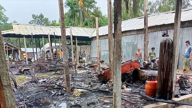 ভূরুঙ্গামারীতে দোকানসহ বাড়ি আগুনে পুড়ে ছাই