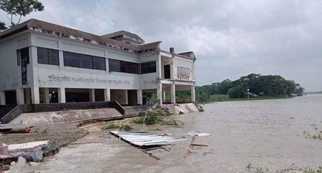 ঝালকাঠিতে আকস্মিক নদী ভাঙন : স্কুল-মসজিদসহ বিস্তীর্ণ এলাকা বিলীন