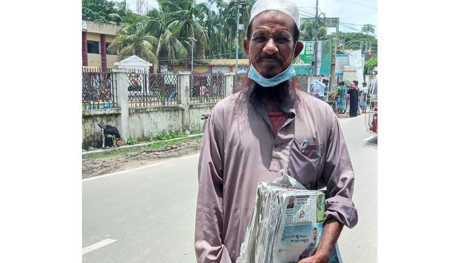 ৪০ বছর পত্রিকা বিক্রি করেও ভাগ্য বদল হয়নি আব্দুস শহীদের