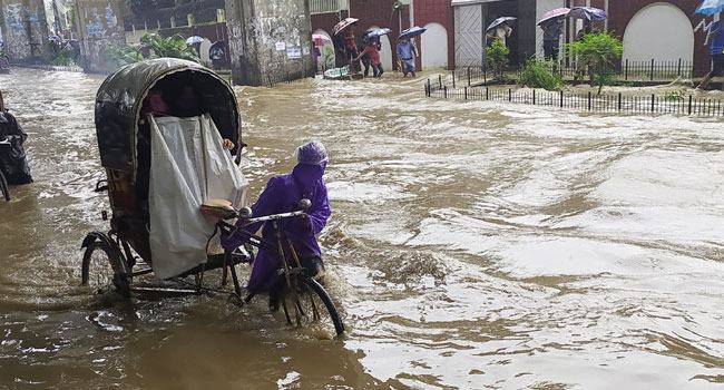 চট্টগ্রামে বৃষ্টিতে সড়কে হাঁটু পানি
